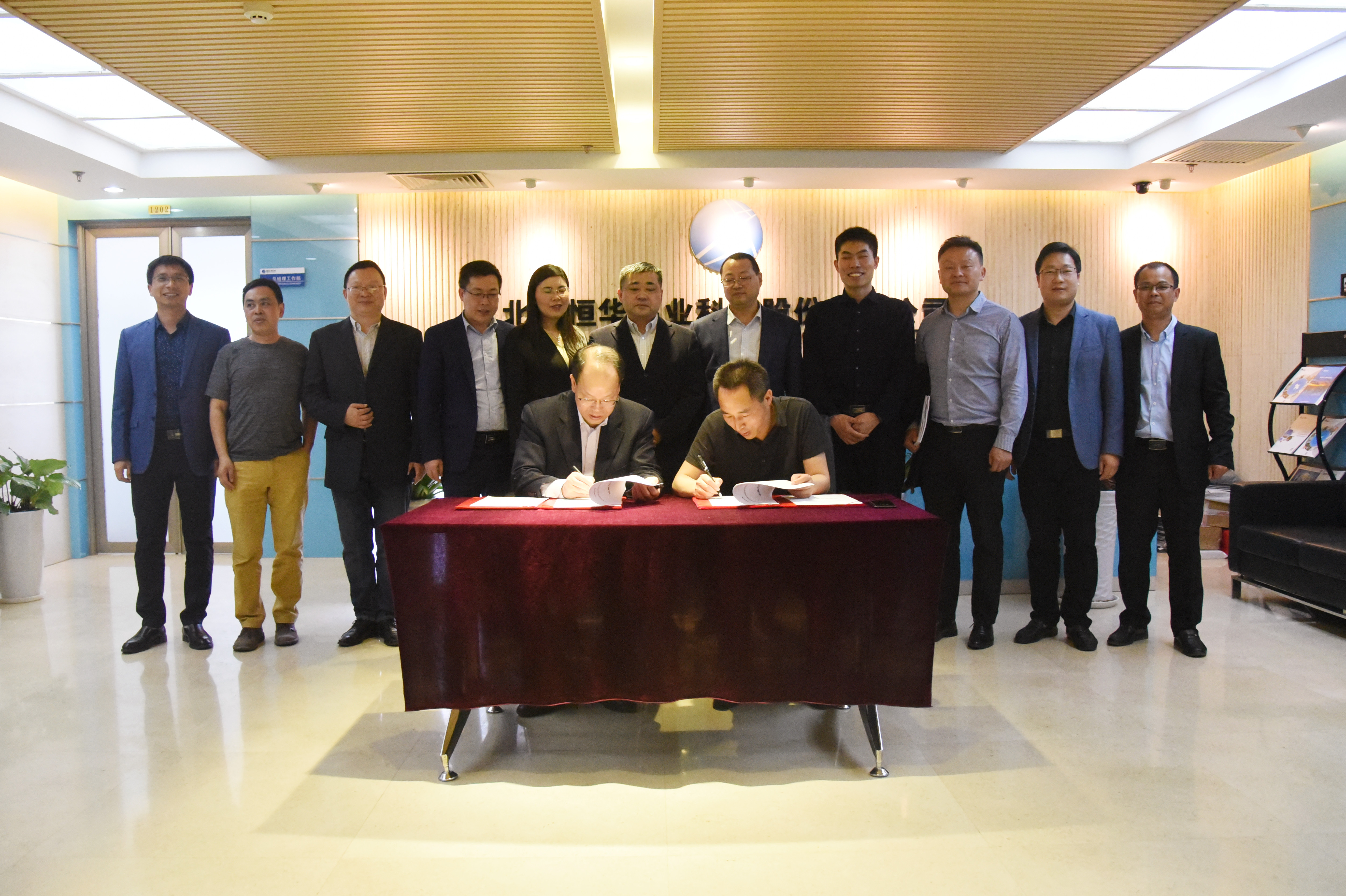 三峡大学校长何伟军一行到访任你博科技 双方签署战略相助协议 title=